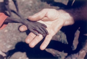 "Niño hambriento y misionero" Fotografía: Mike Wells - Uganda, 1980